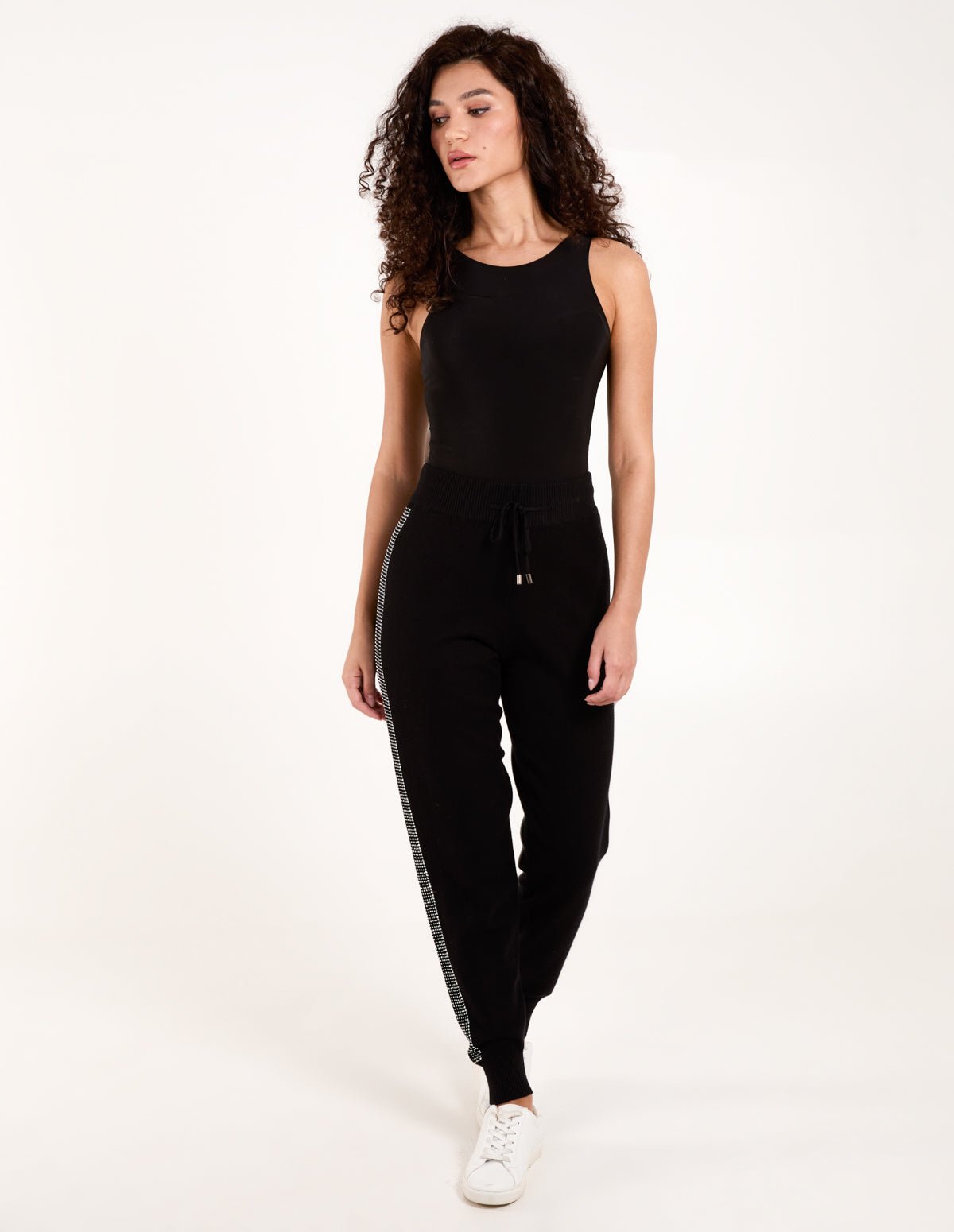 AW23283-BLACK_14ad0bfd-8a30-475a-9713-20c1096e09d1